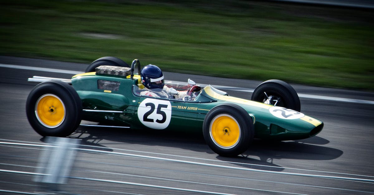 Como a asa dianteira afeta a downforce em F1?