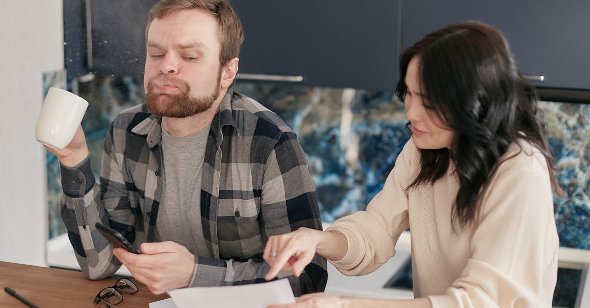 Como uma família pode reduzir custos mensais de forma eficaz?