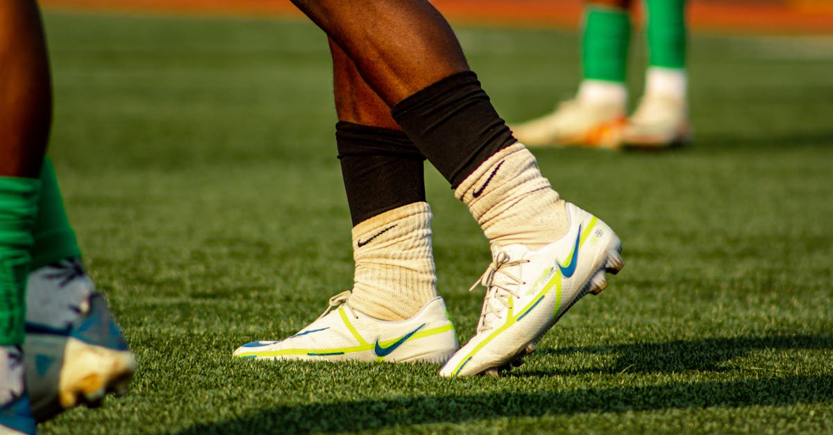 Por que jogadores de futebol usam meias com buracos?