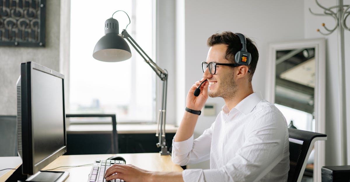 Por que treinadores de hóquei usam fones durante os jogos?