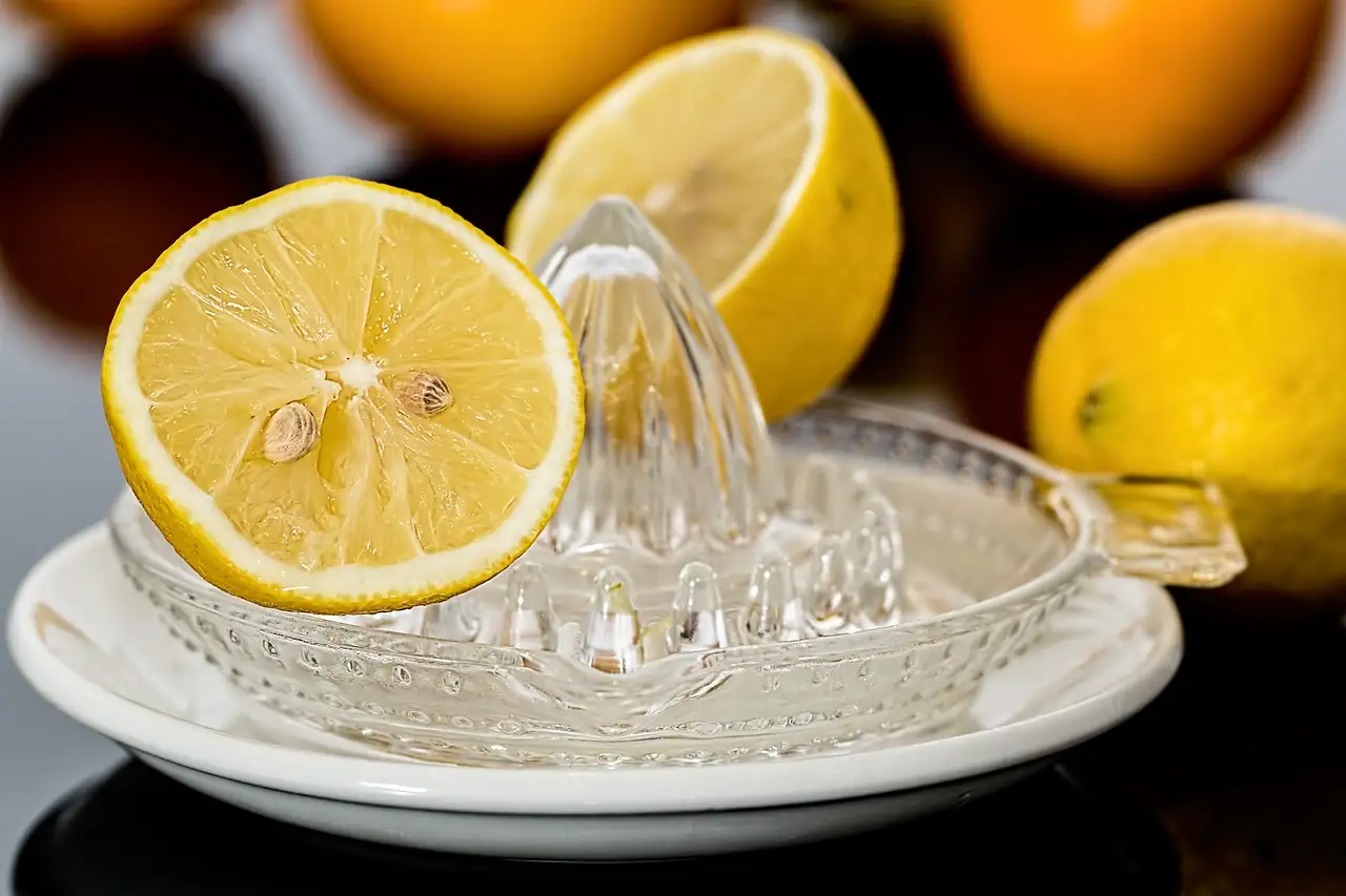 Como o suco de limão ajuda a eliminar manchas pigmentares?