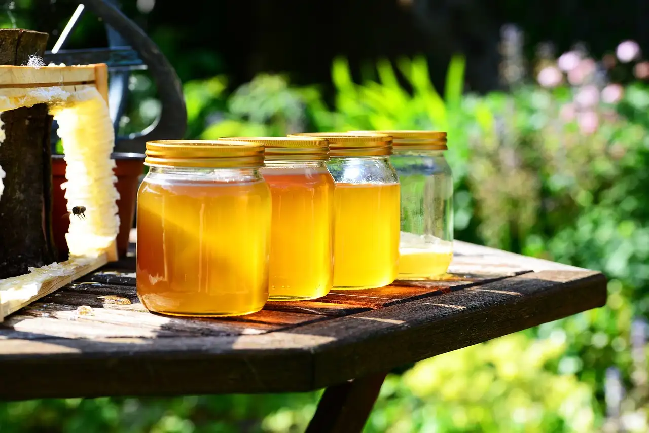 Como o suco de limão e mel podem clarear manchas escuras?