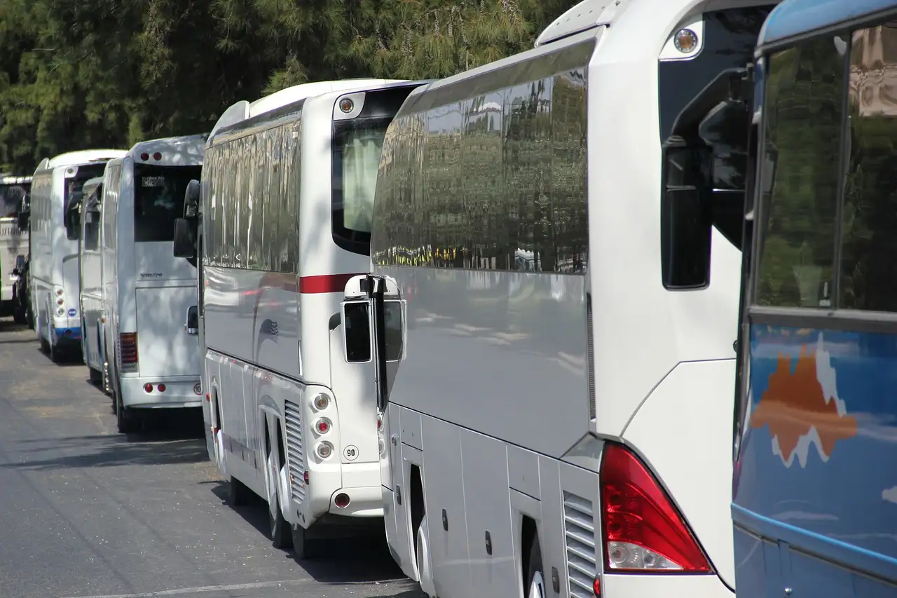 Como os ônibus transformaram o transporte público no século 20?