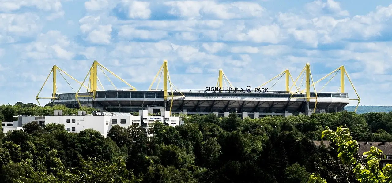 Onde está localizado o famoso Signal Iduna Park em Dortmund?