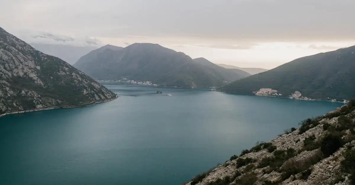 Por que a Baía de Kotor é um destino tão famoso em Montenegro?