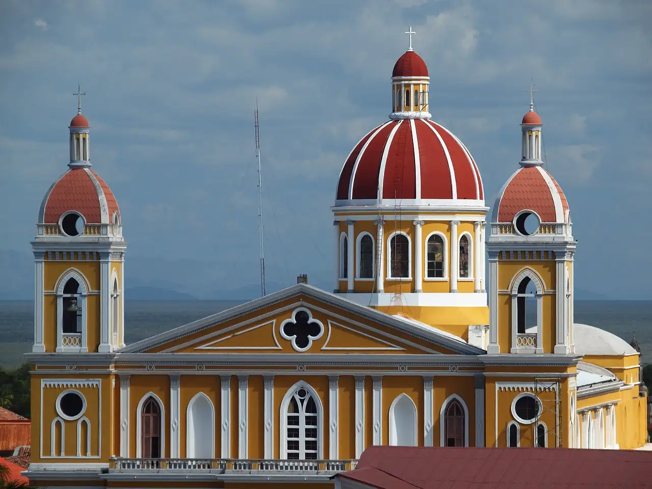 Quais os principais destaques da cidade colonial de León, Nicarágua?