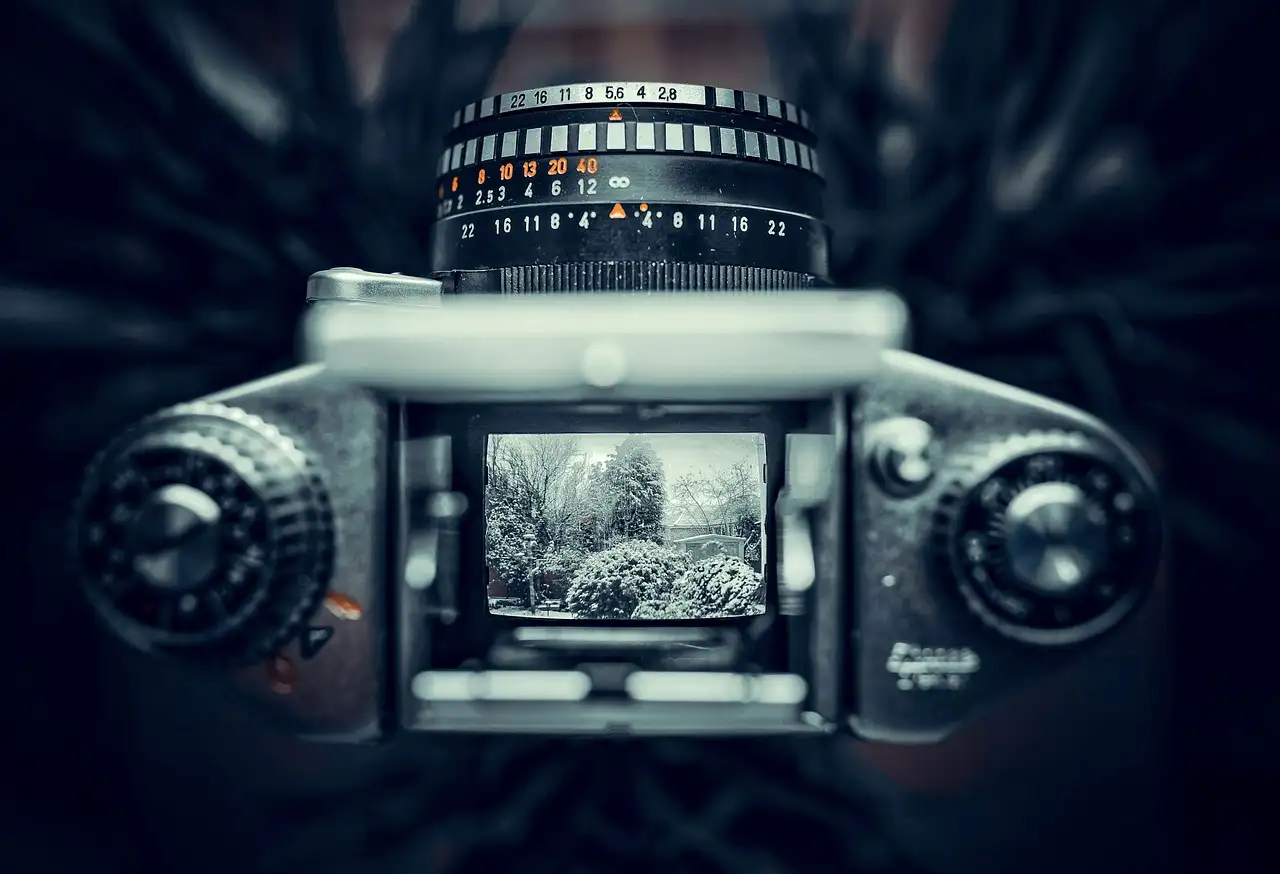 Qual a importância da primeira câmera portátil na fotografia?