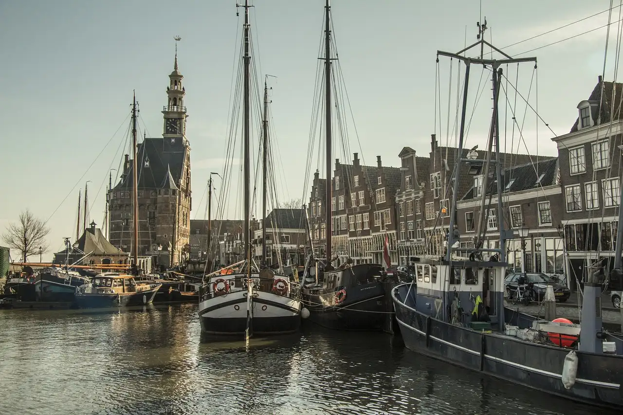 Qual cidade da Holanda é conhecida pela arte dos vitrais?