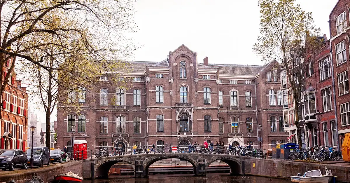 Qual cidade da Holanda é conhecida por sua universidade?