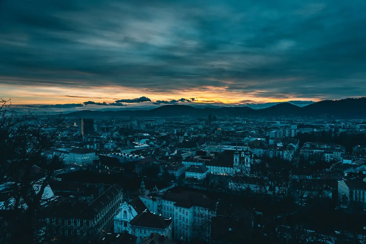 Qual é a cidade da Áustria famosa por suas academias de música?
