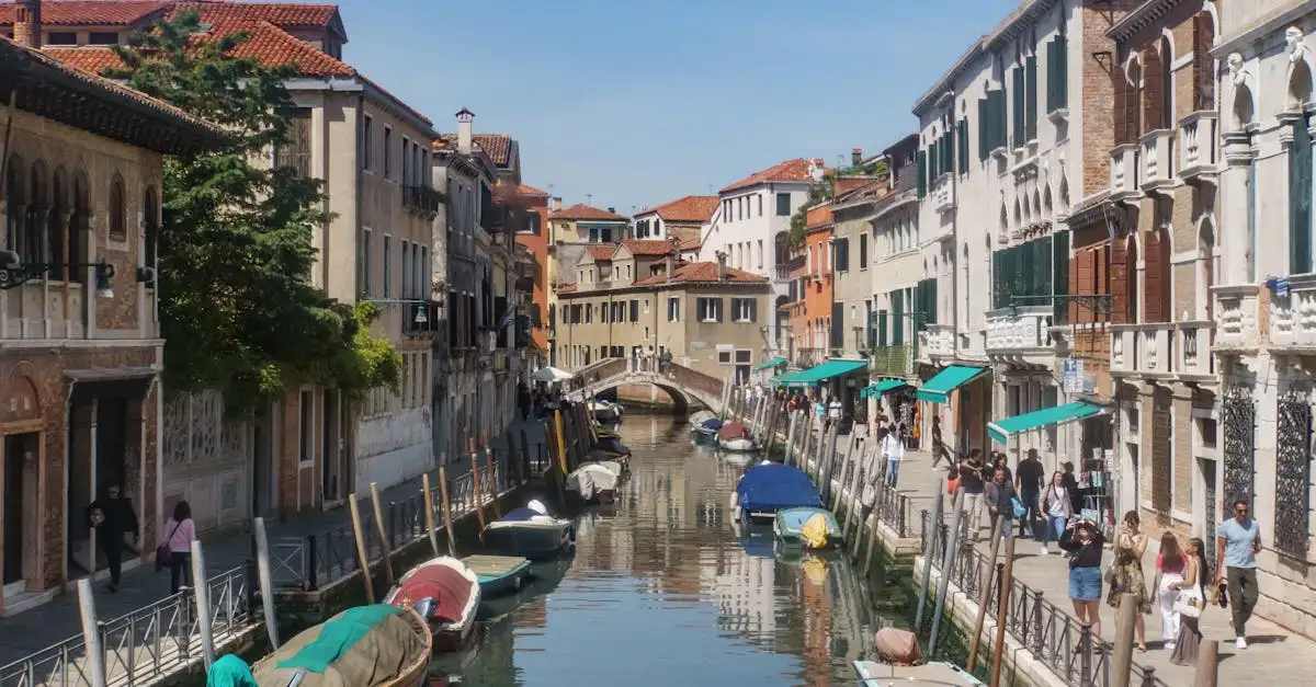 Qual é a cidade italiana famosa por seus canais?