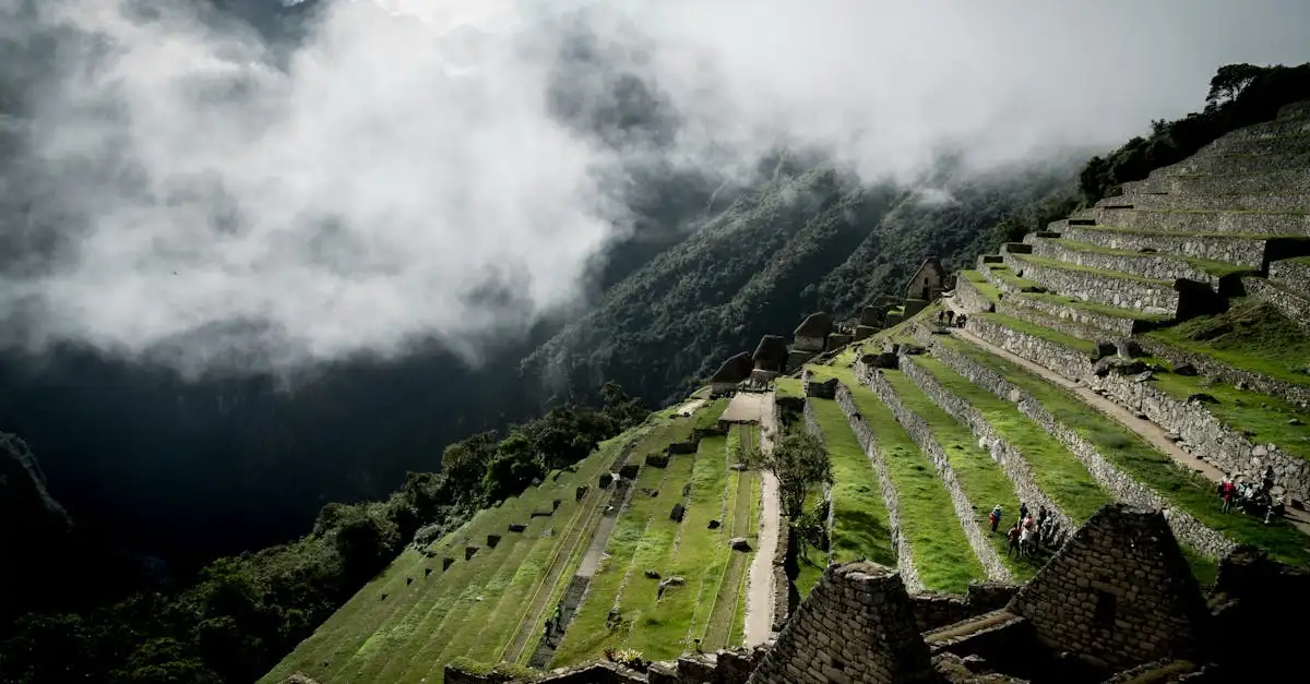 Qual é a famosa cidade Inca nas montanhas do Peru?