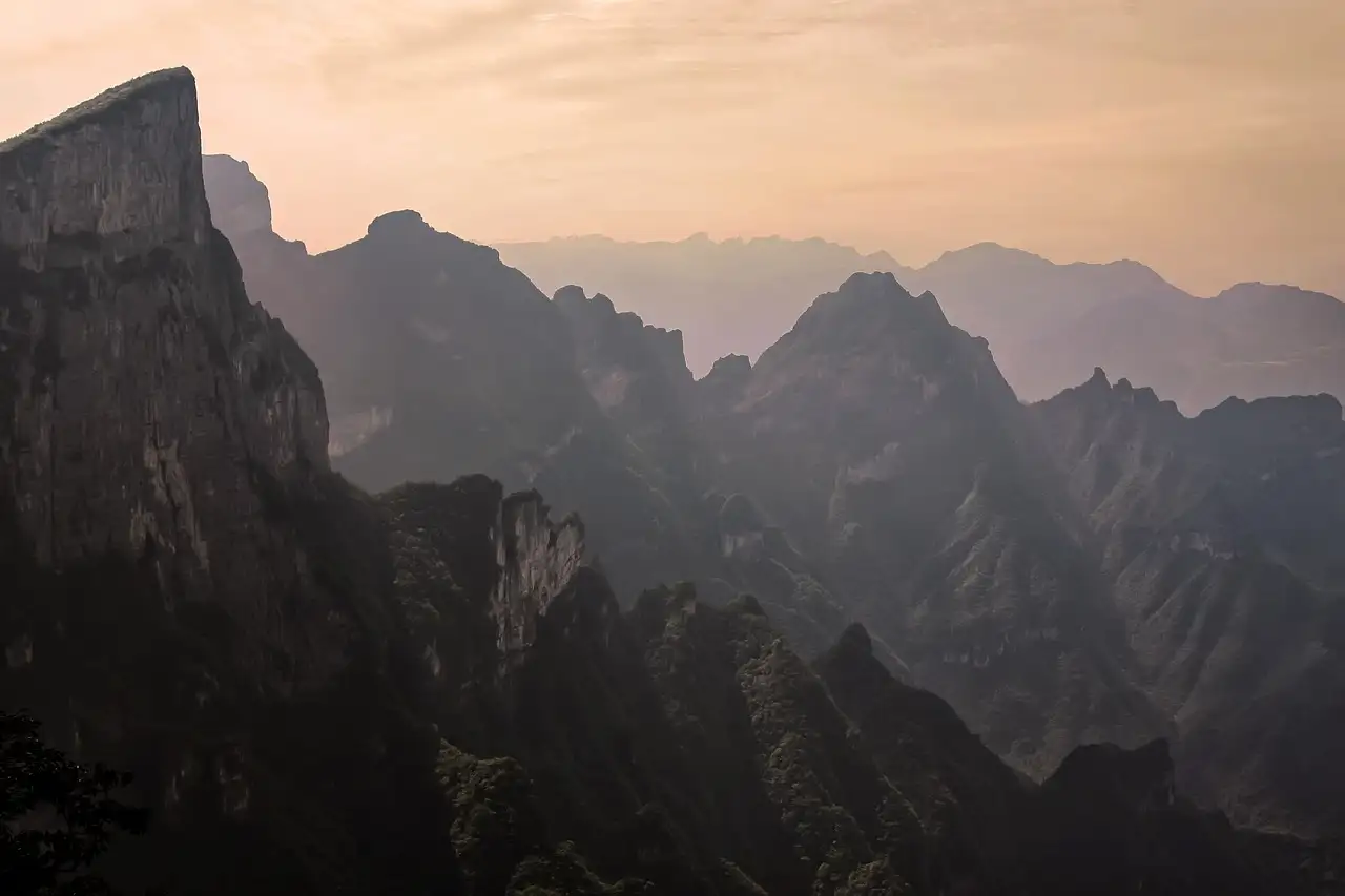 Qual é a região que protege os penhascos de Zhangjiajie?