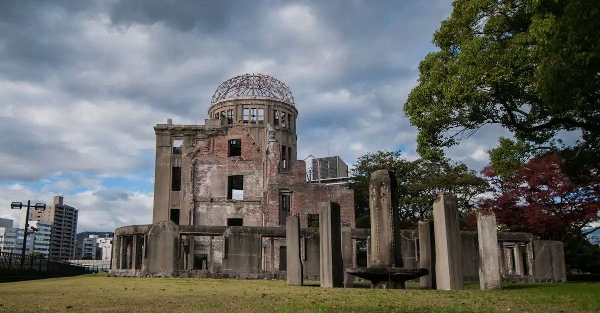 Qual foi a primeira cidade japonesa atingida por uma bomba?