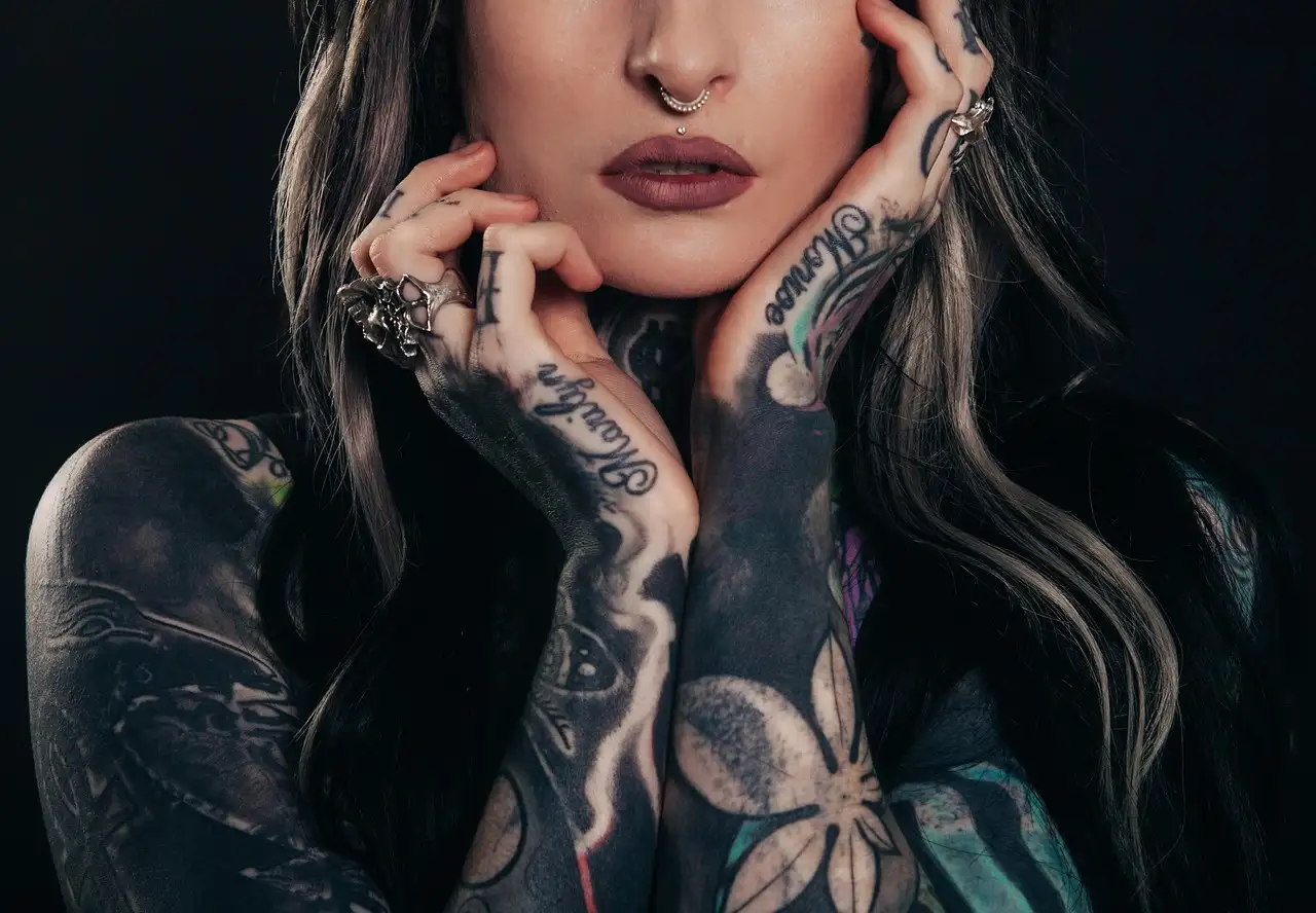 Qual o papel das tatuagens e pintura corporal nas culturas?