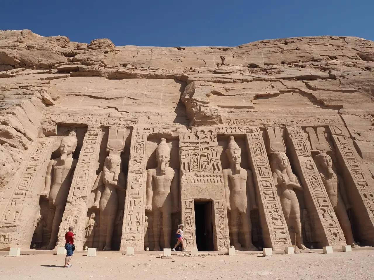 Qual templo em Luxor se destaca por suas enormes colunas?