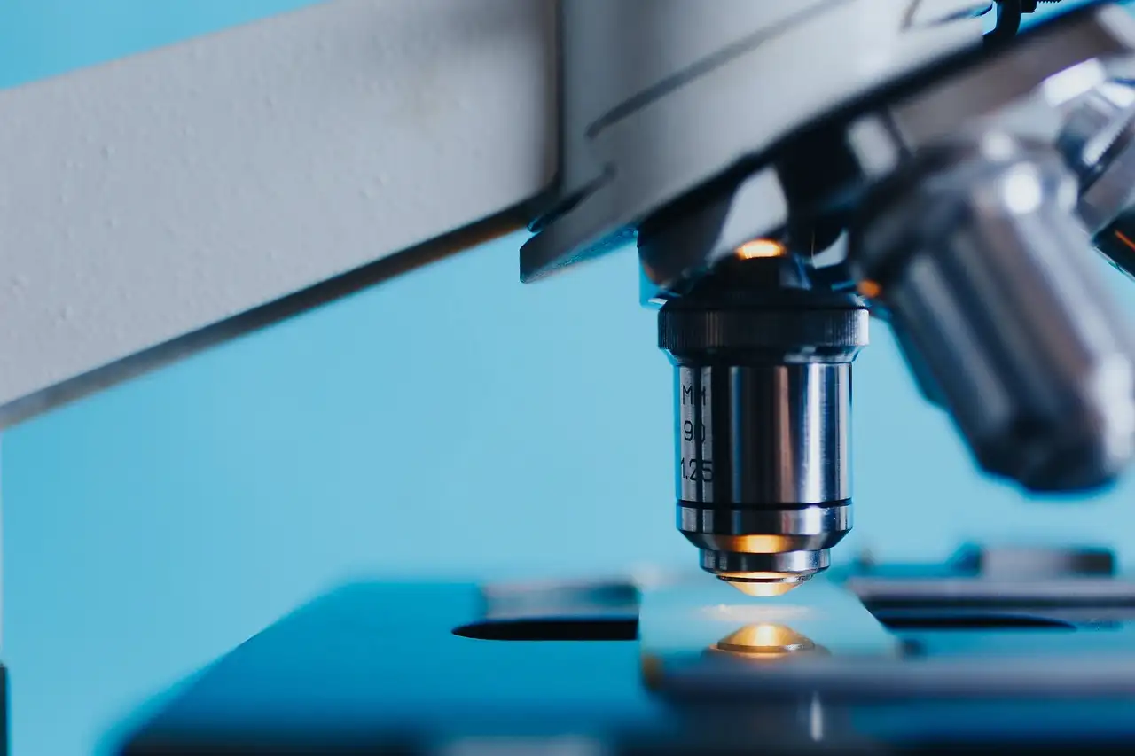 Quem descobriu a estrutura do genoma na biologia?