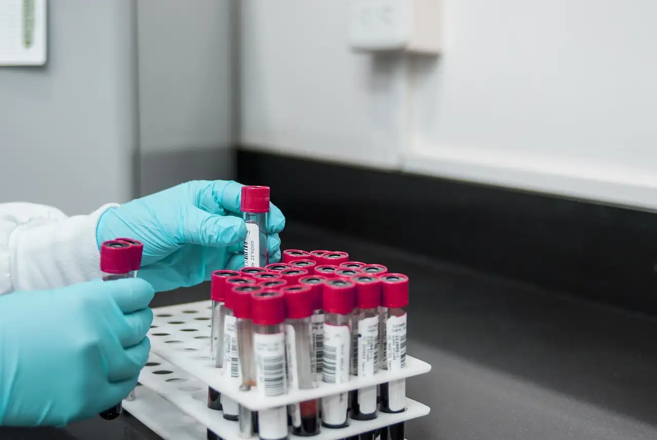 Quem foi o responsável pela descoberta da ureia no laboratório?