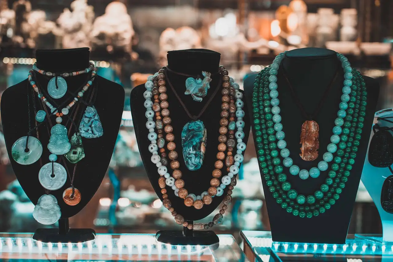 Como as pedras preciosas e o jade influenciaram a arte asteca?