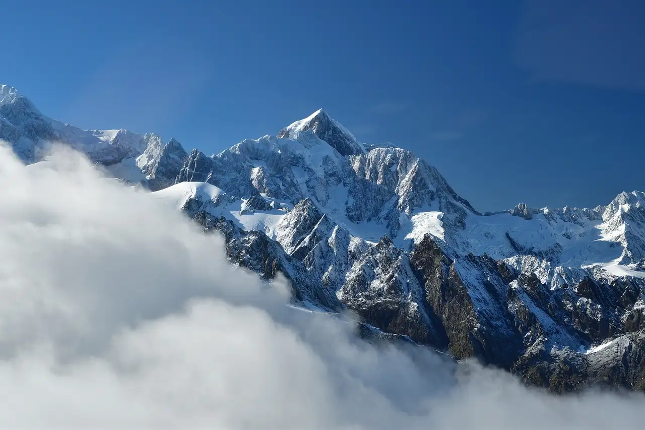 Qual cadeia de montanhas abriga Aoraki / Mount Cook na NZ?