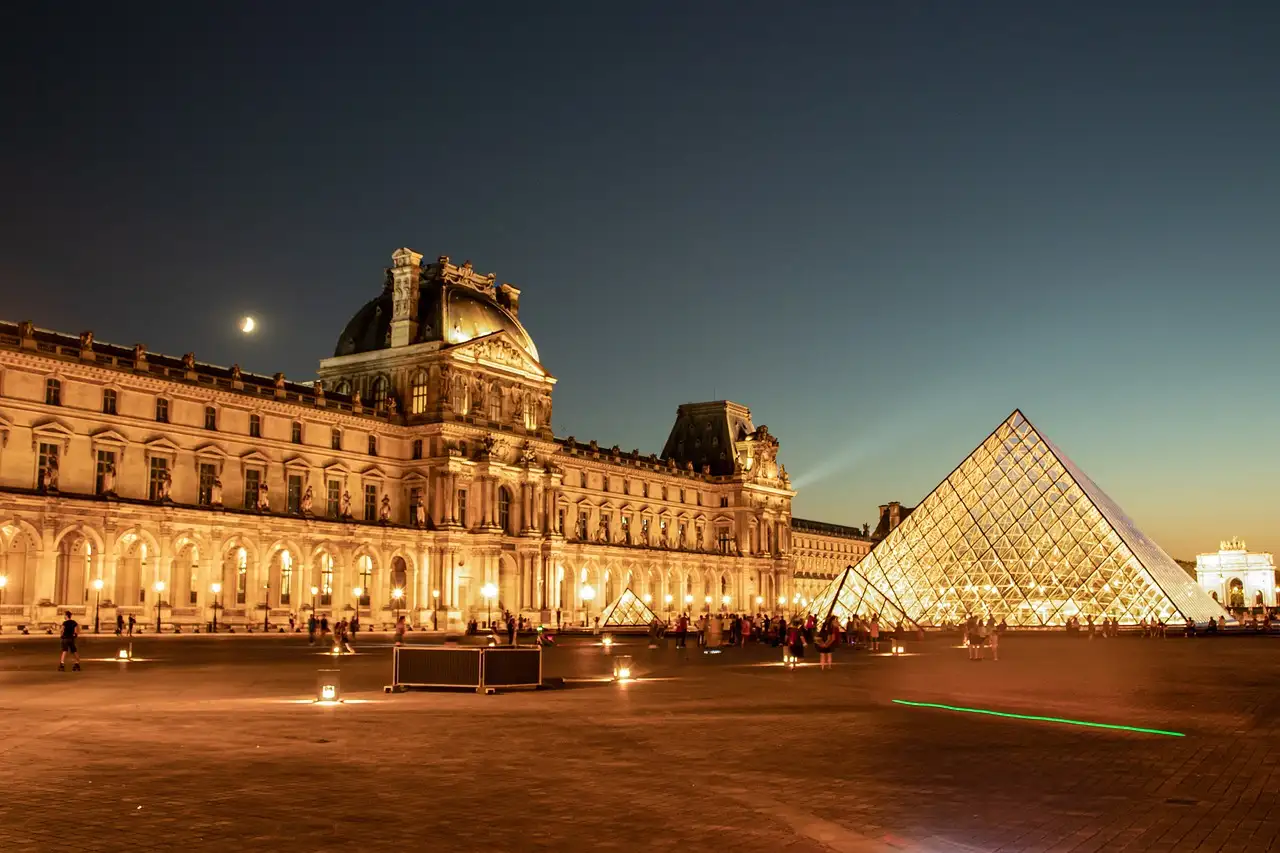 Qual é o nome do museu que abriga a Mona Lisa em Paris?
