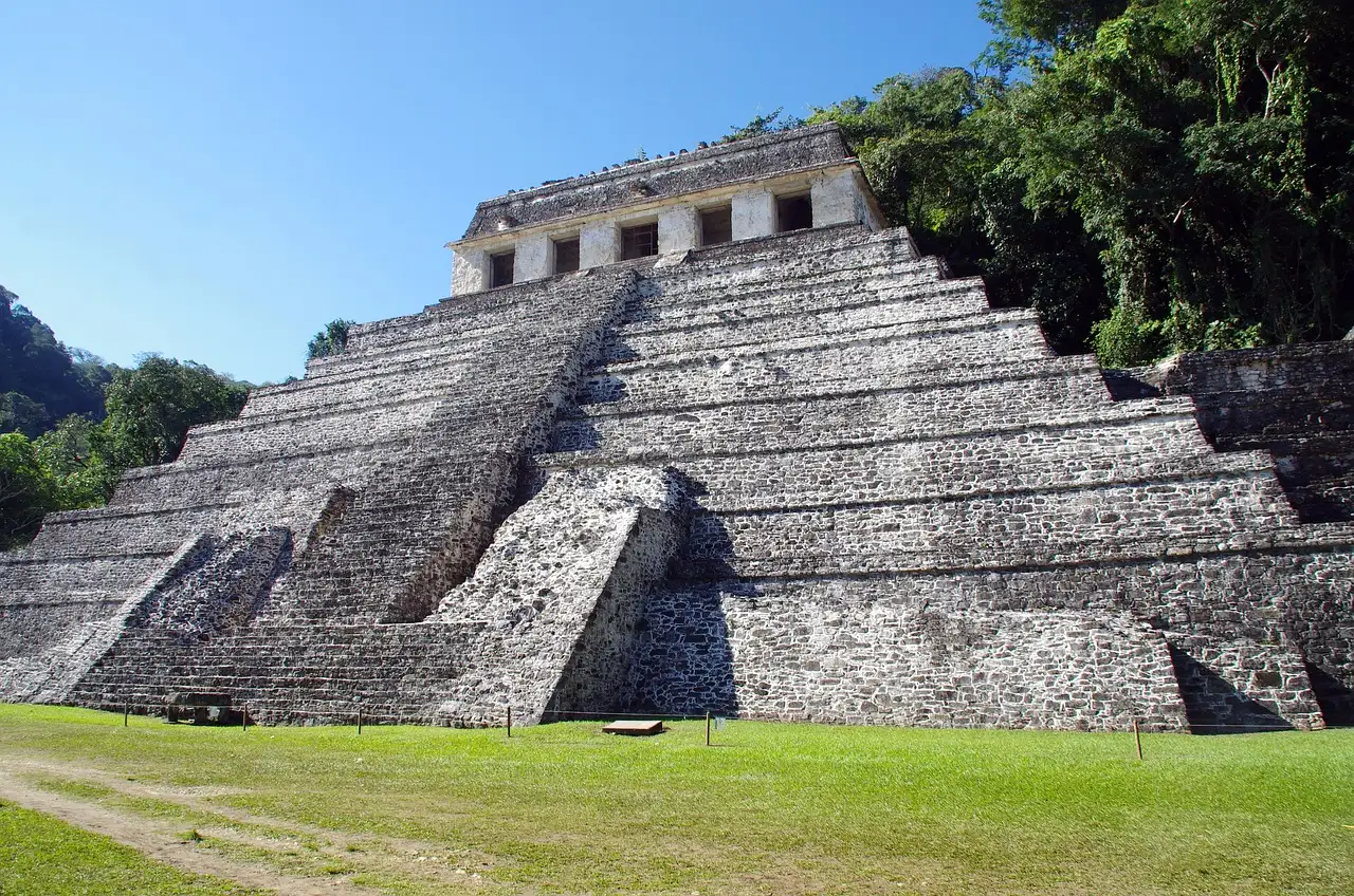 Qual a importância de Palenque na história da civilização maia?