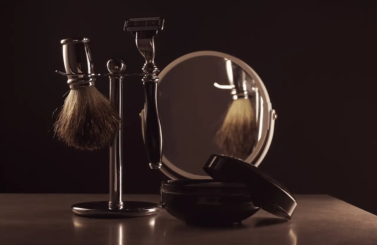 Como usar espuma de barbear para limpar manchas em estofados?