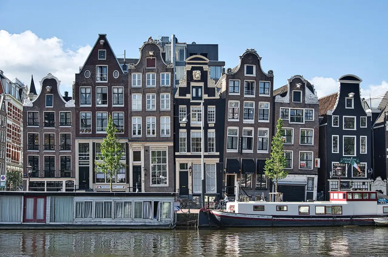 Onde fica a sede do Ajax, o famoso clube da Holanda?