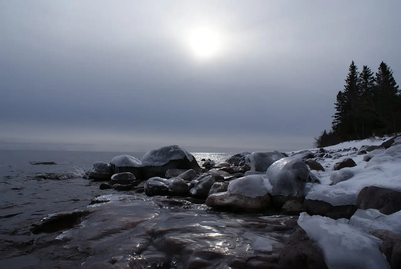 Quais países têm fronteira com o Lago Superior?