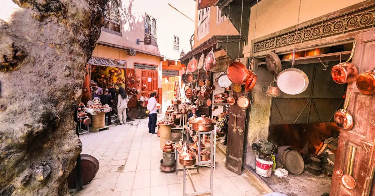 Qual cidade abriga a famosa Jemaa el-Fnaa no Marrocos?