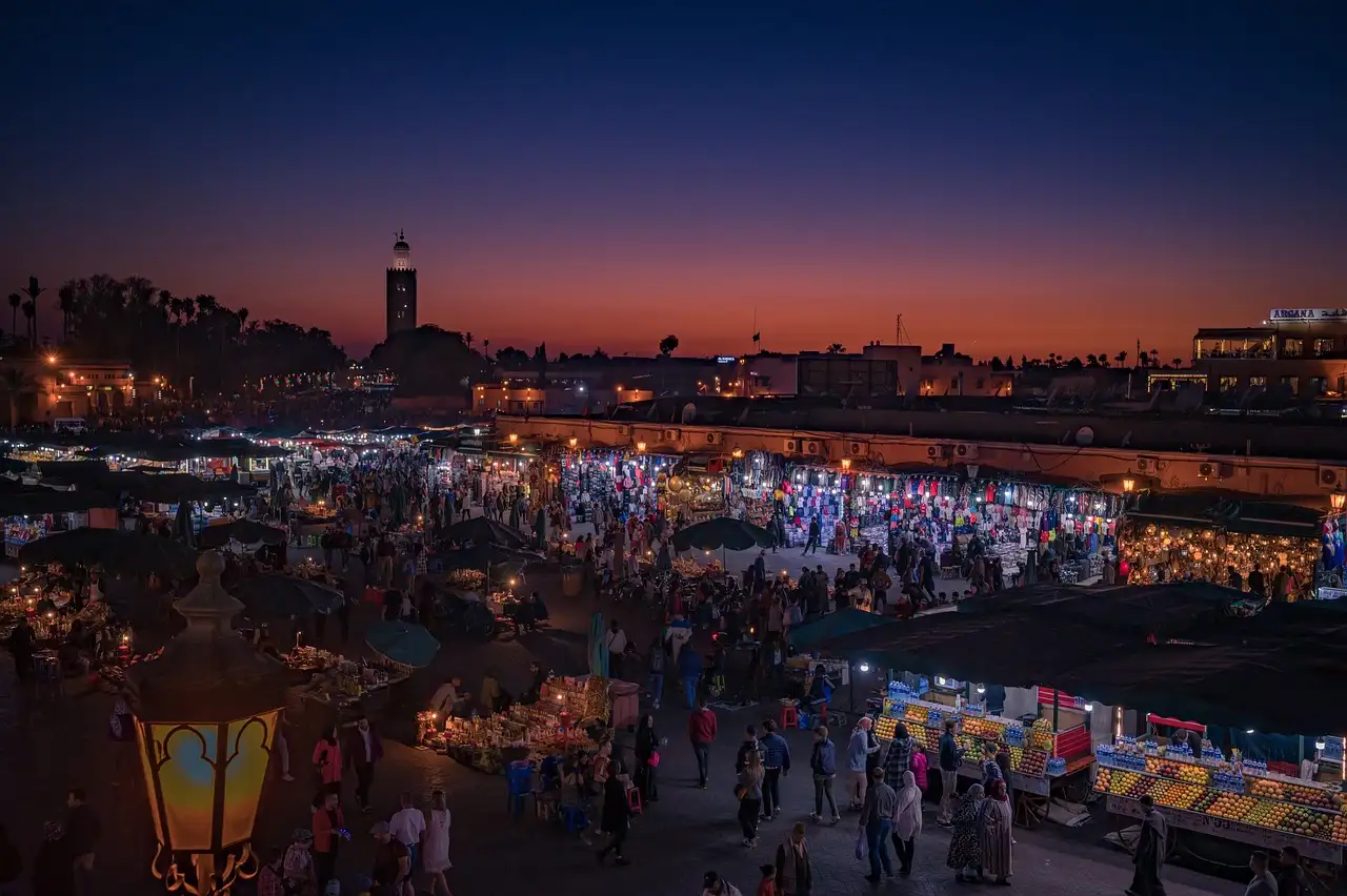 Qual cidade abriga a famosa Jemaa el-Fnaa no Marrocos?