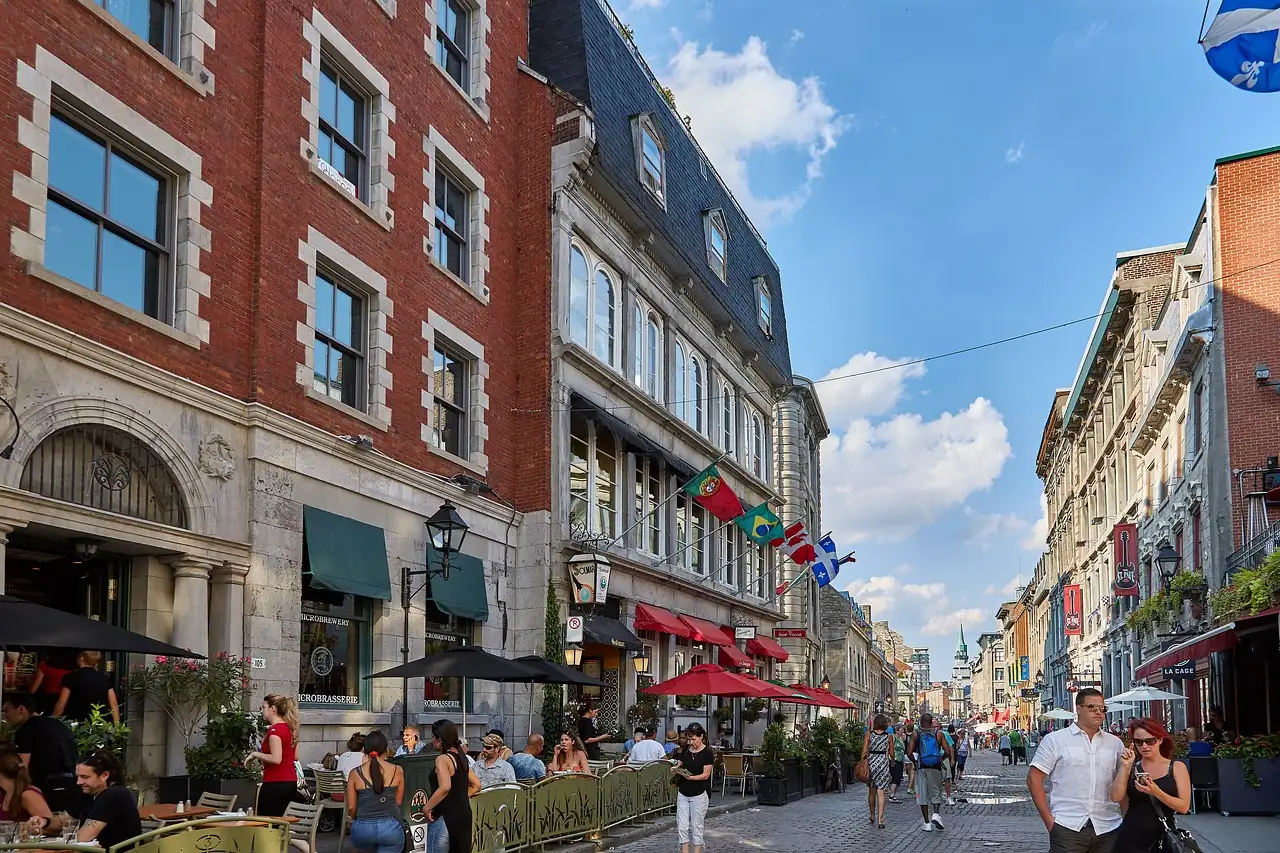 Qual cidade canadense une cultura francófona e modernidade?
