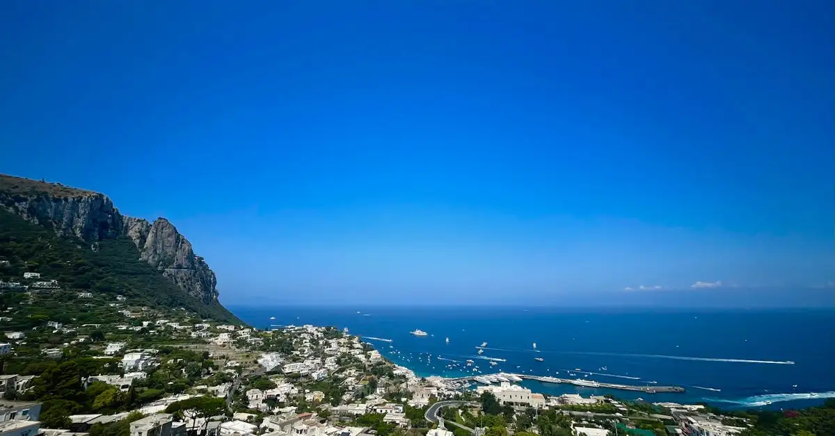 Qual cidade italiana está próxima da famosa ilha de Capri?
