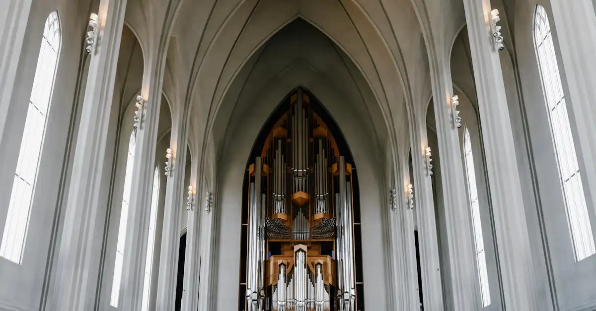 Qual igreja em Reykjavik imita colunas de basalto?