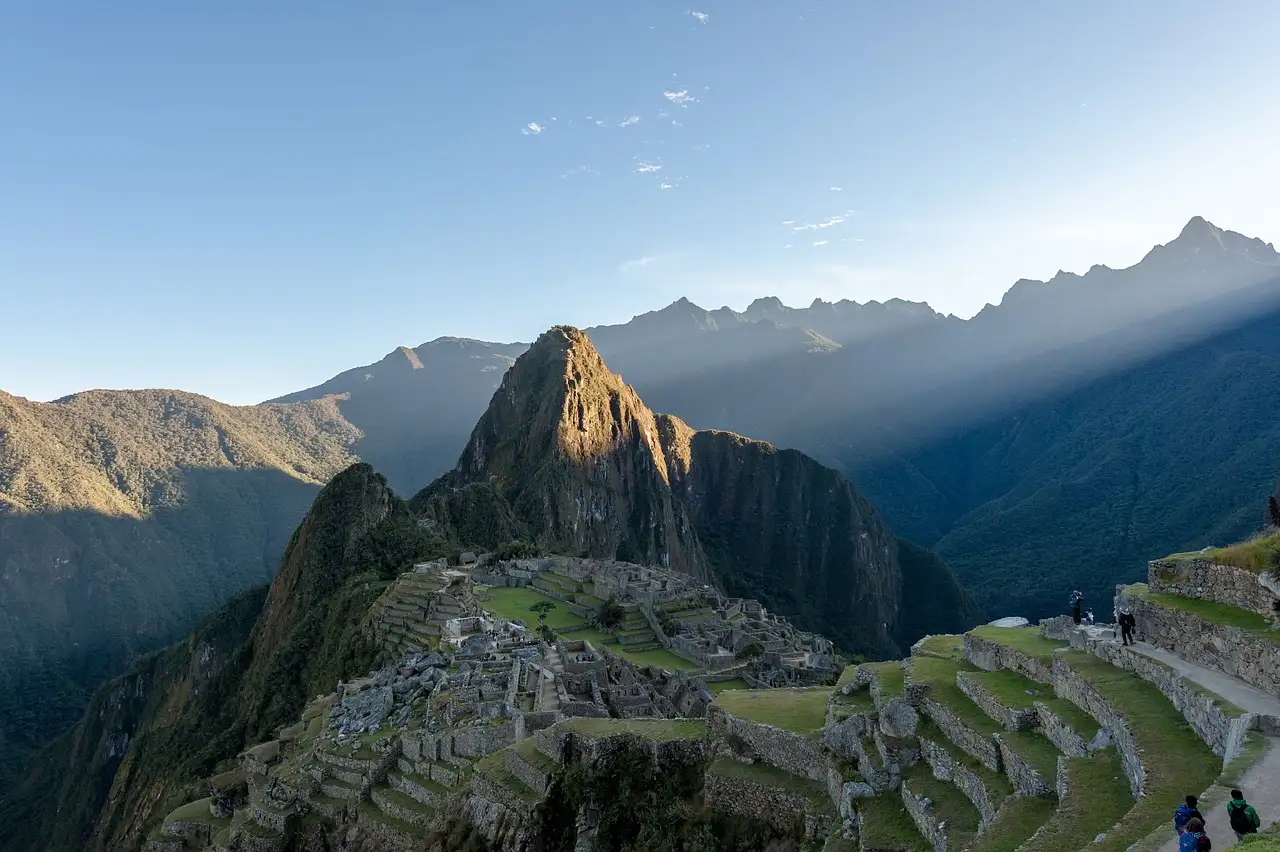 Qual a importância dos canais de água nas cidades incas?