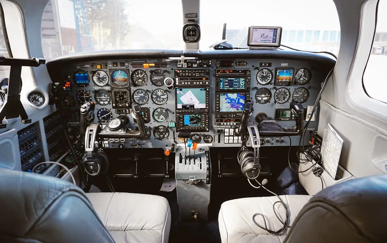 Qual a importância dos sistemas de oxigênio em aviões?