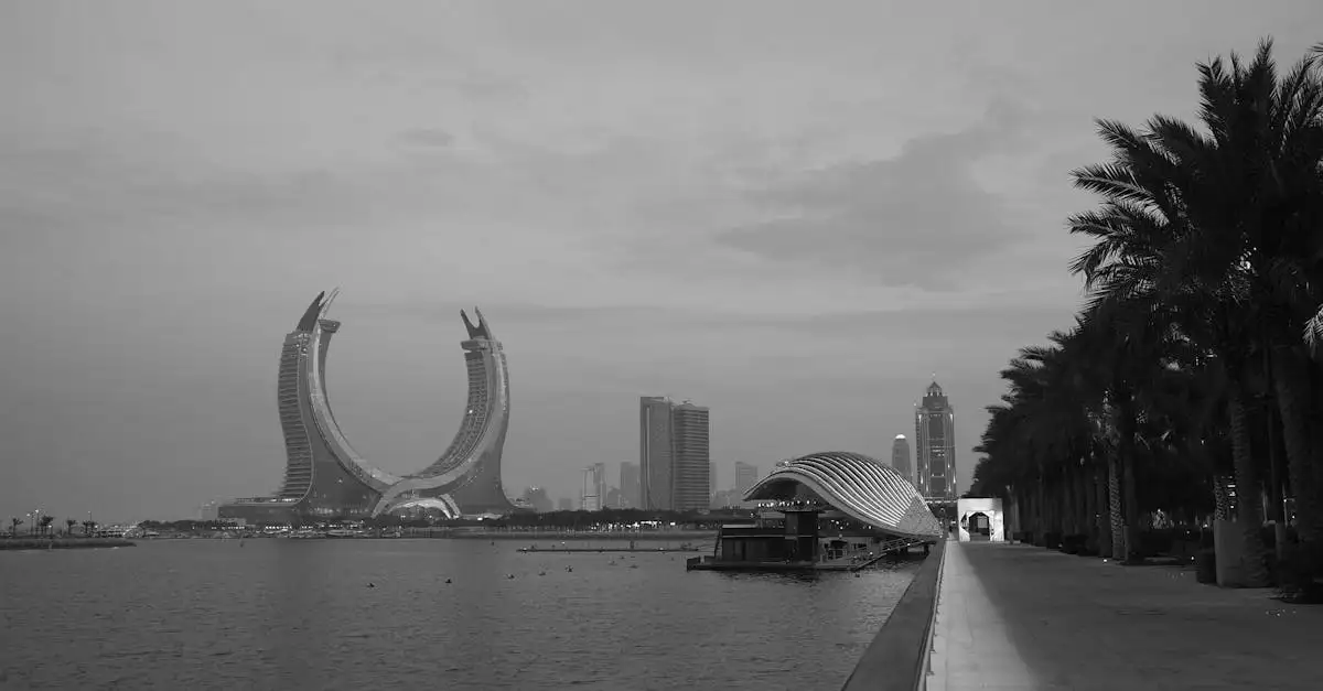 Qual cidade abriga a famosa promenade Corniche?