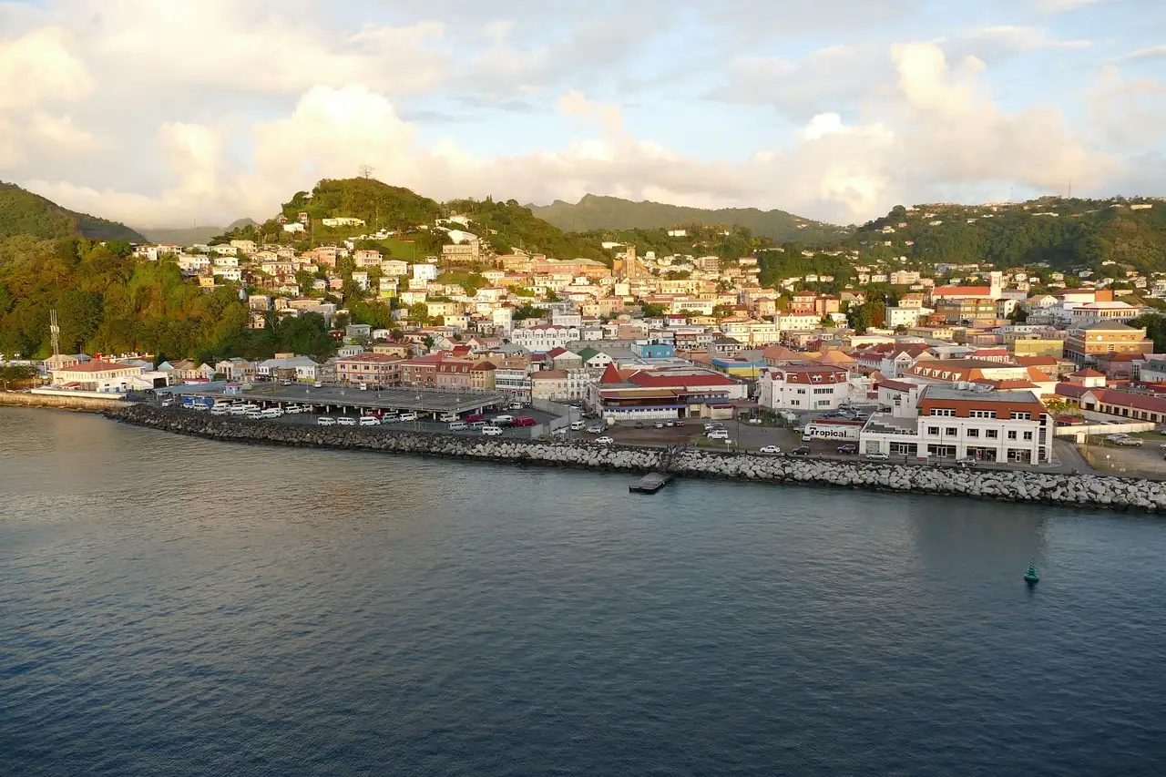 Qual é a capital de Granada e quais são suas razões?