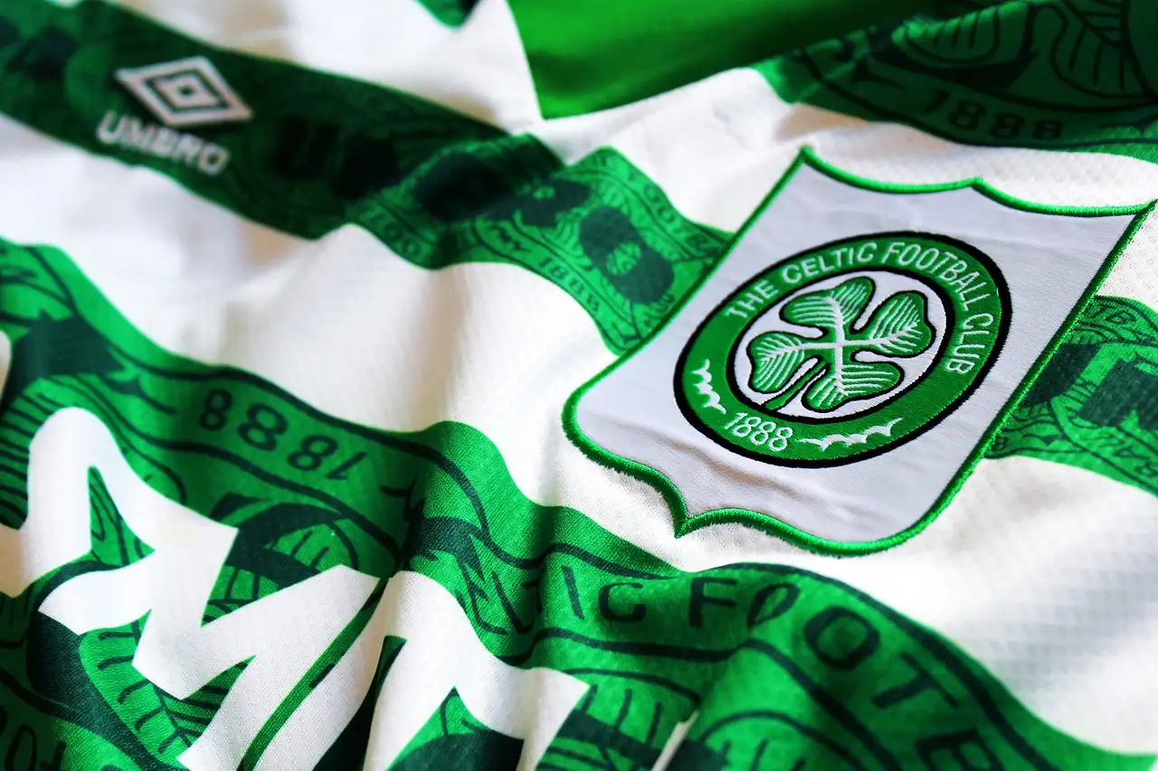 Qual é a cidade sede do famoso Celtic FC escocês?