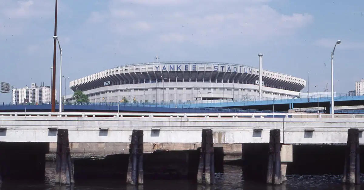 Qual é o estádio onde joga o New York Yankees?