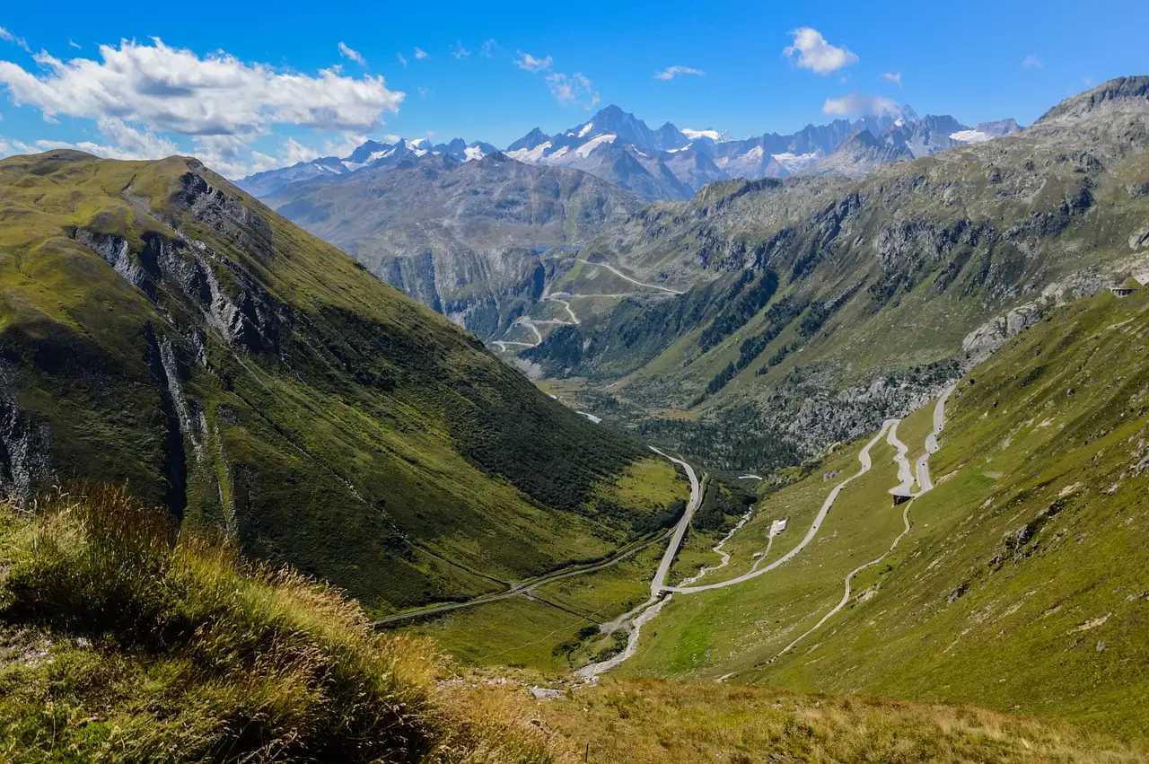 Como foi construída a linha ferroviária Gotthard na Suíça?