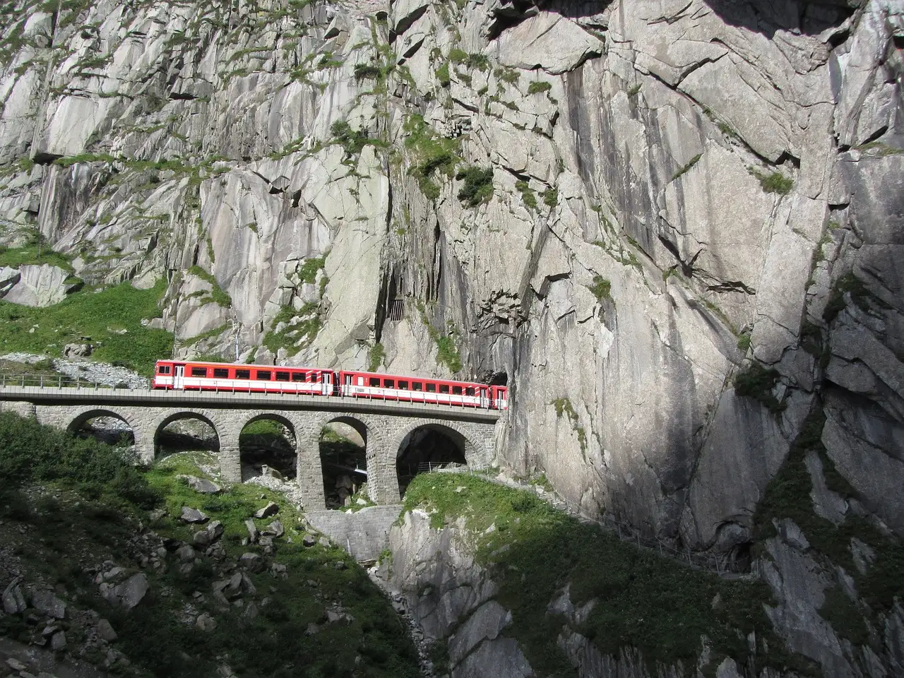 Como foi construída a linha ferroviária Gotthard na Suíça?