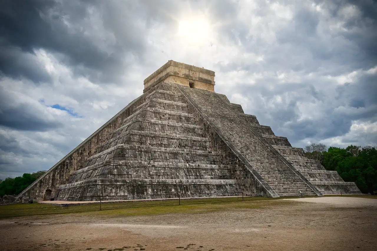 Como os maias utilizaram a astronomia em sua cultura?