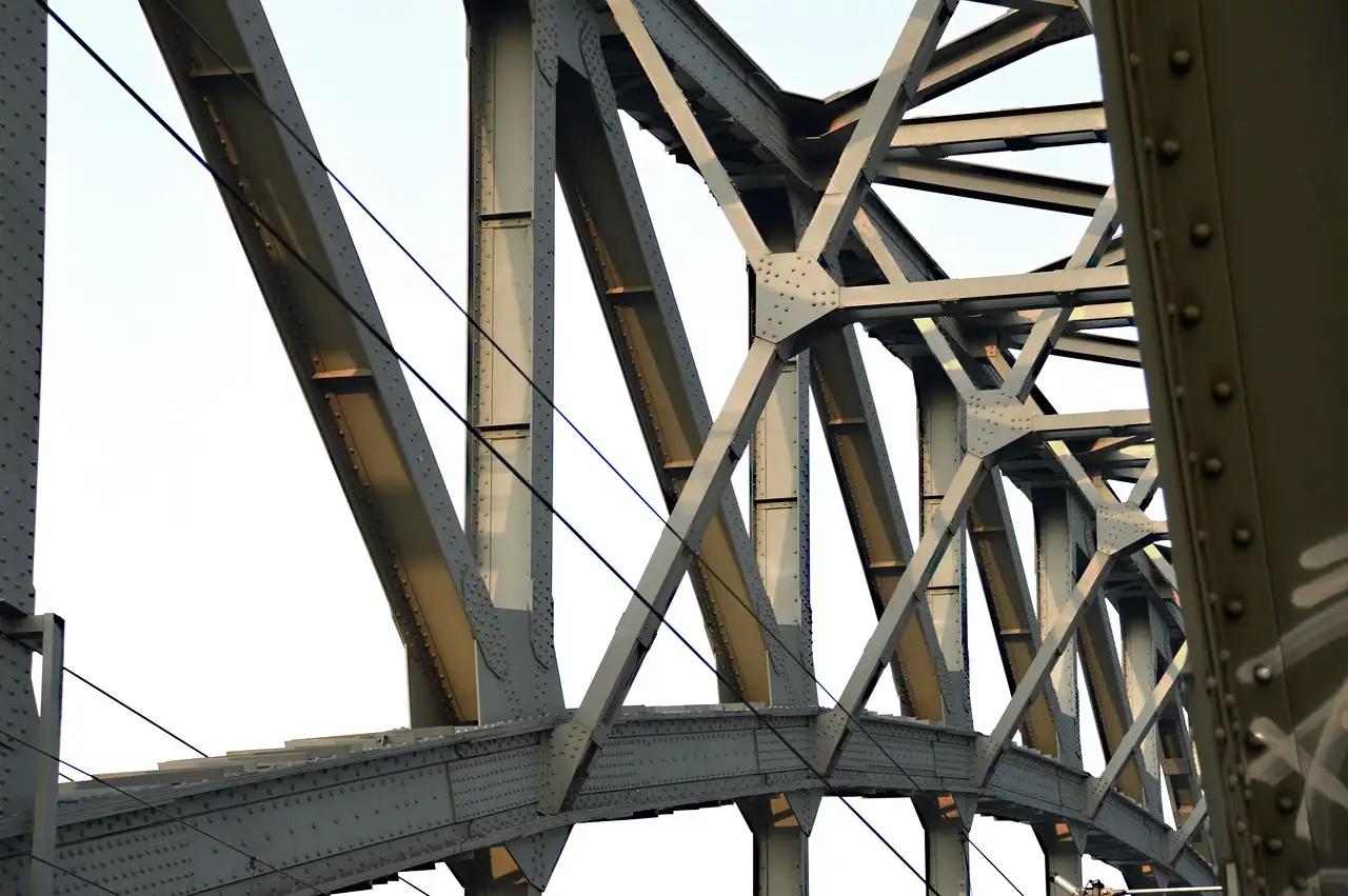 Como são construídas pontes ferroviárias sobre rios e desfiladeiros?