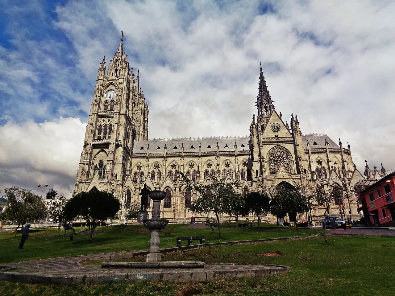 Quais os melhores locais para ver arquitetura colonial em Quito?