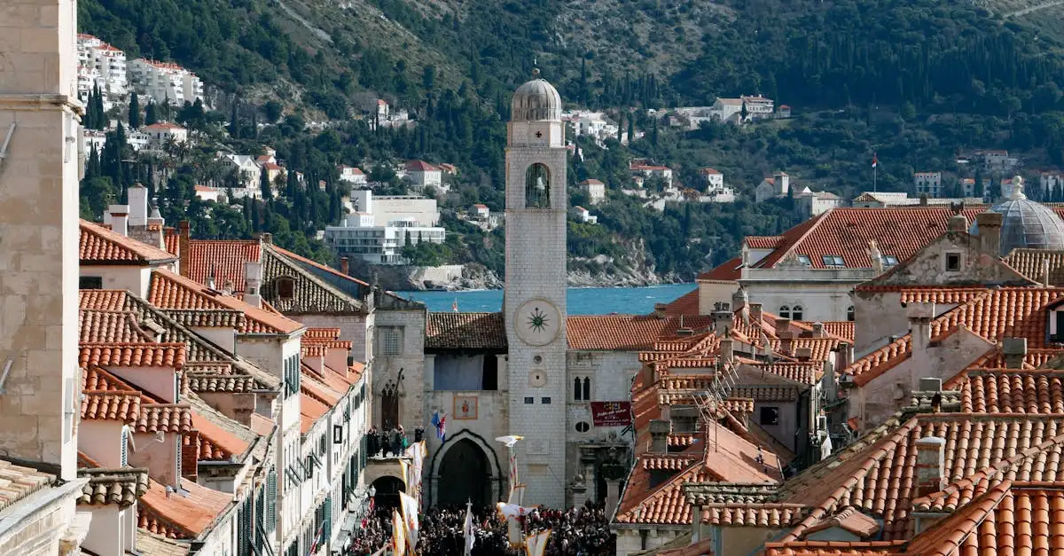 Qual cidade da Croácia possui um belo centro medieval?
