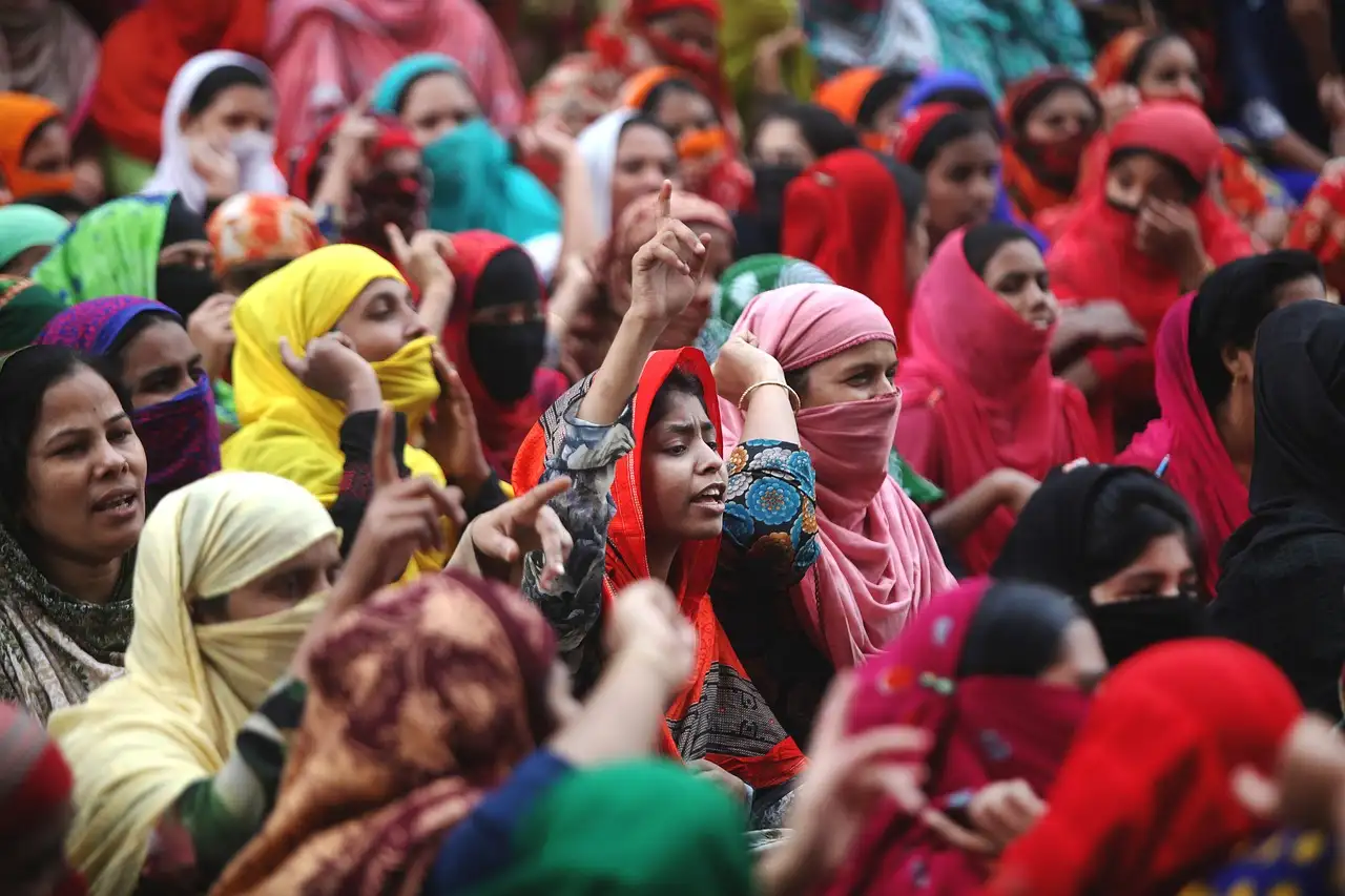 Qual cidade de Bangladesh é chave para o comércio de têxteis?