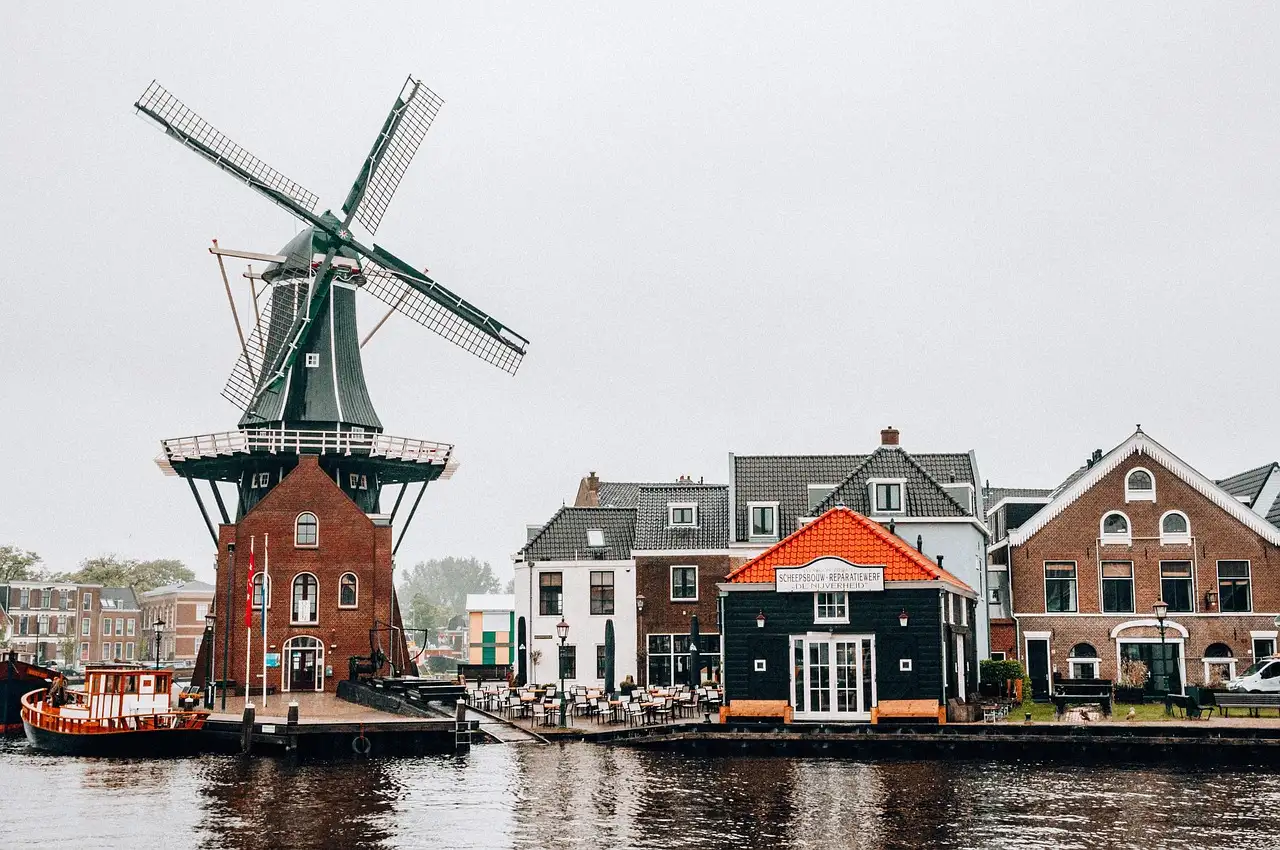 Qual o nome do primeiro prédio de bolsa na Holanda?