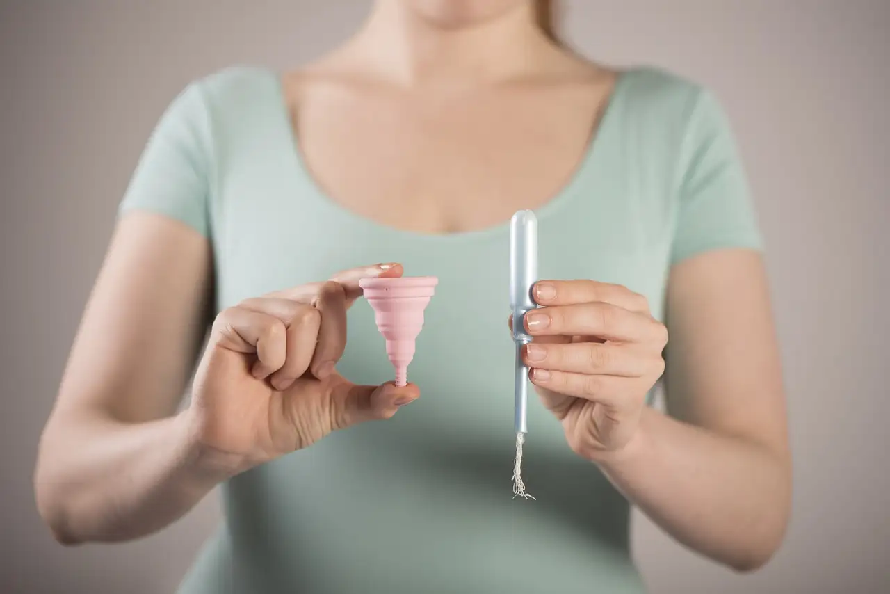 Secreção branca aquosa na menstruação: é normal?