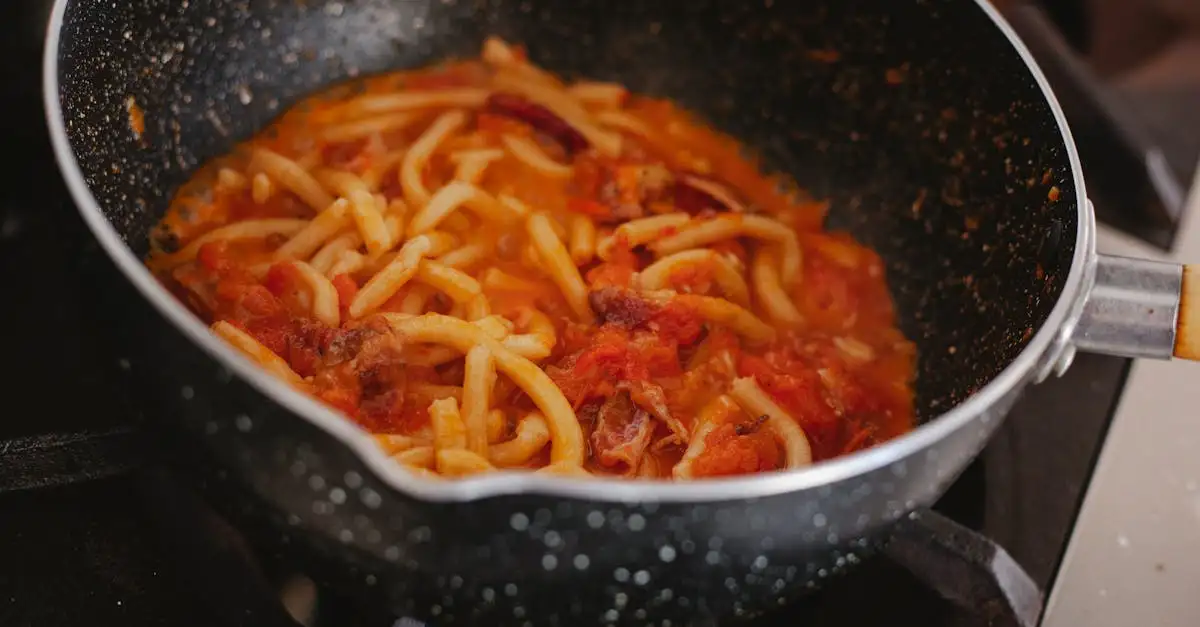 Como o cozimento lento intensifica o sabor do molho de tomate?